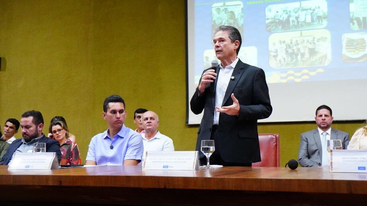 Ministro da Pesca e Aquicultura entrega autorizações de pesca e equipamentos para os pescadores