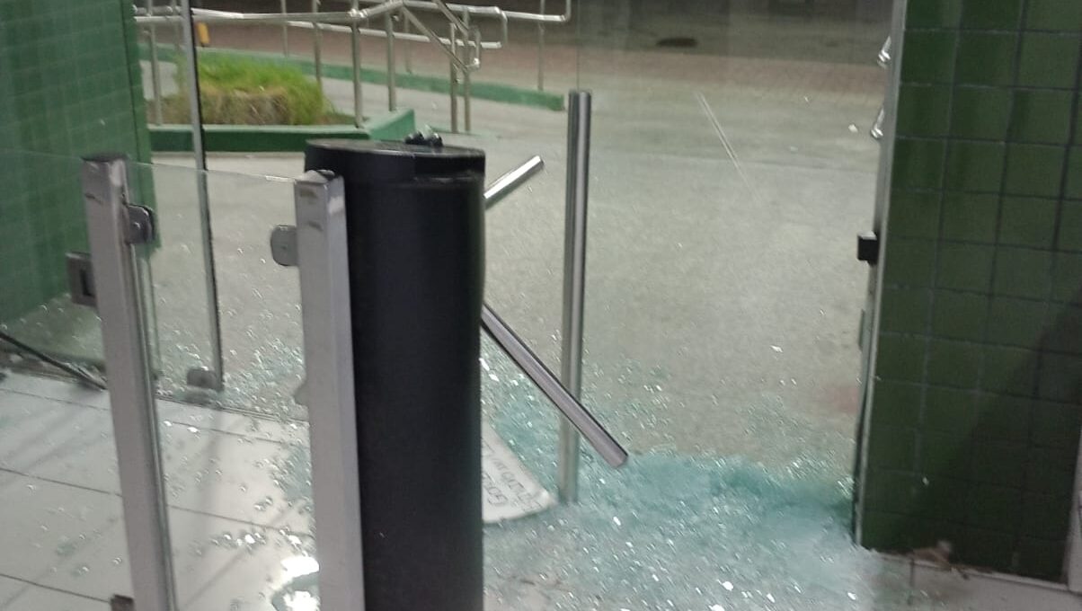 Tentativa de assalto em unidade de saúde resulta em tiroteio e suspensão do atendimento