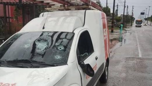 Carro de provedora de internet é alvo de ataque do CV no bairro Itambé, em Caucaia