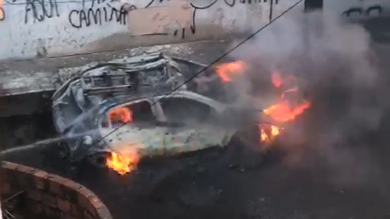 Carro de provedora de internet é incendiado em novo ataque do CV em Fortaleza