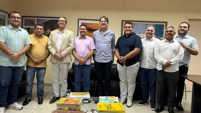 Cid Gomes visita secretarias estaduais ao lado de Leônidas Cristino e vereadores de Sobral