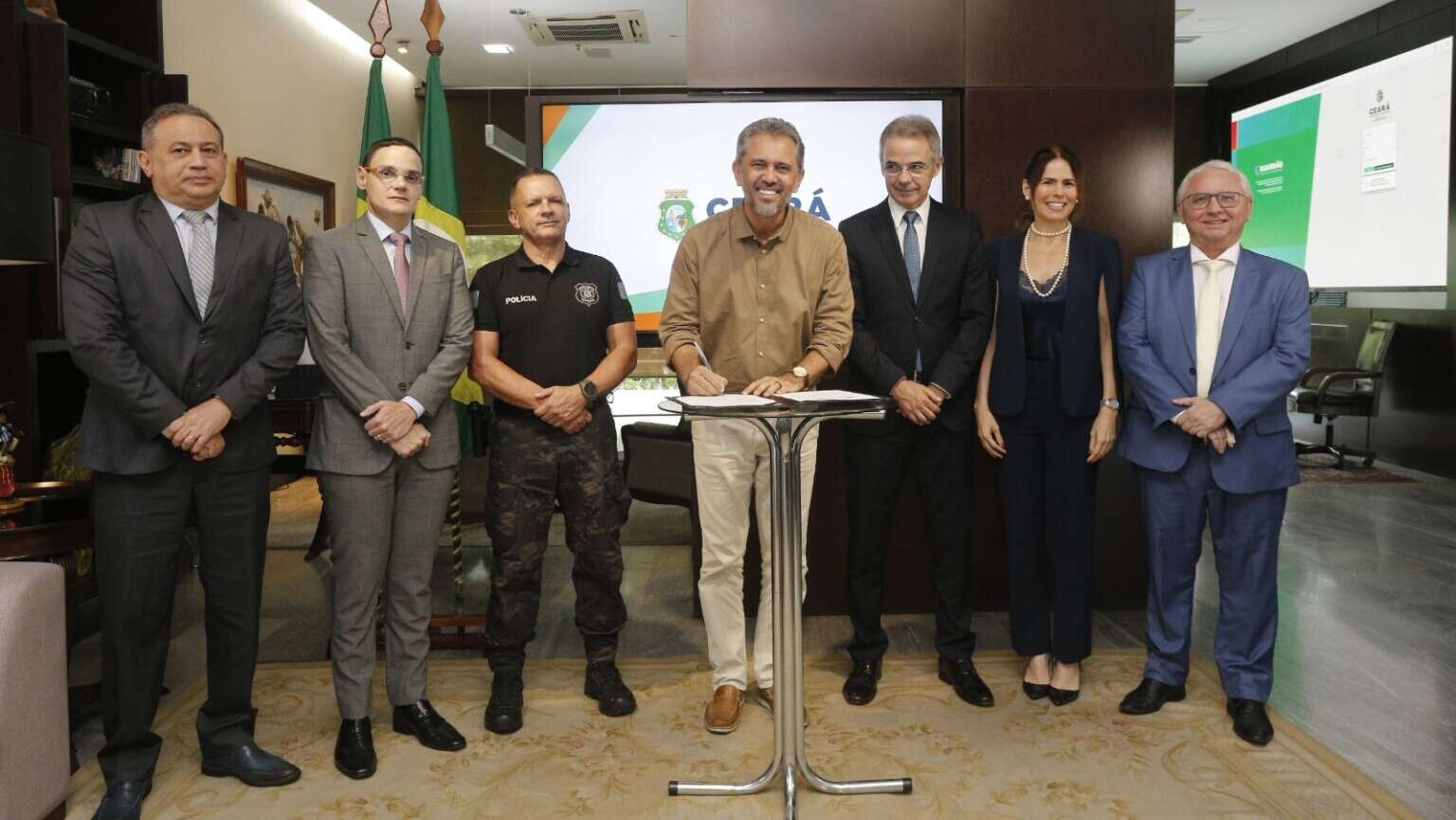 Elmano assina decreto que institui a criação do Comitê Estadual de Políticas Penais
