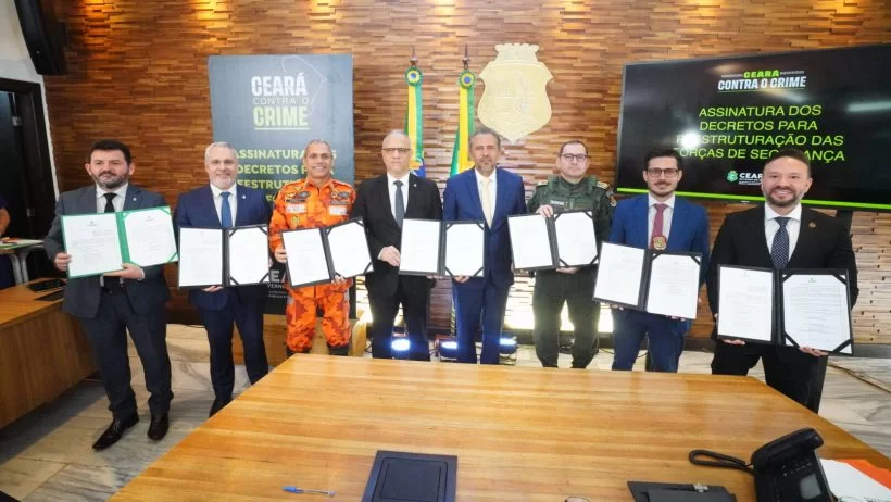 Governador Elmano assina decretos para reestruturação das Forças de Segurança do Ceará
