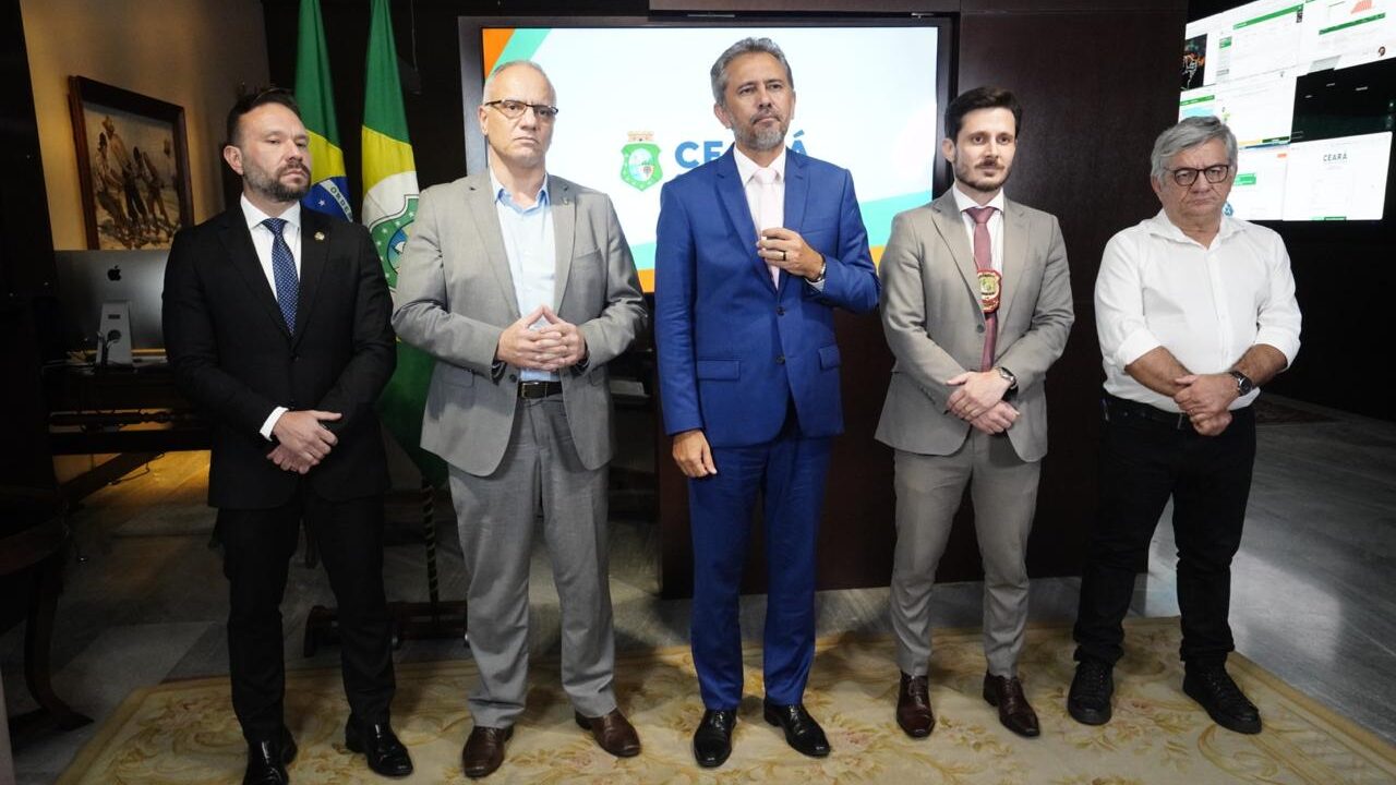 Elmano de Freitas anuncia concurso com 100 vagas para delegado da Polícia Civil