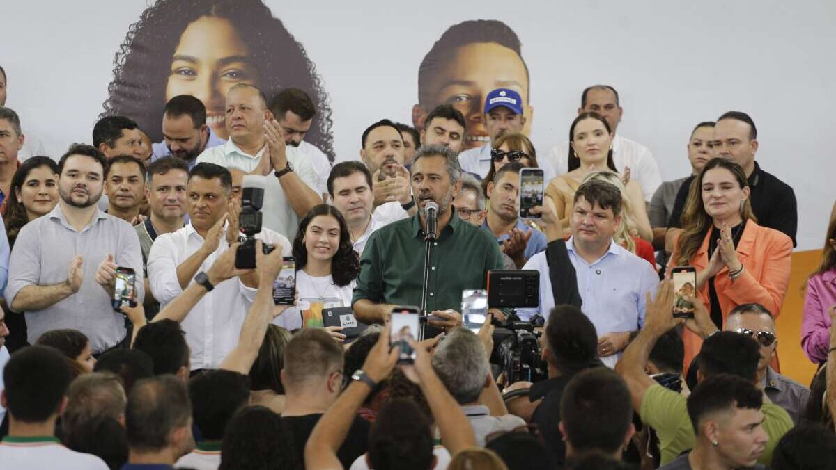 Elmano inaugura nova sede de escola em São Benedito e entrega 11 mil tablets para estudantes