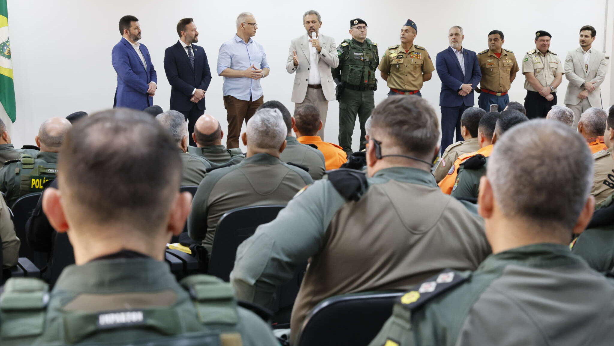 Governador Elmano entrega cartão fardamento a policiais e bombeiros do Ceará