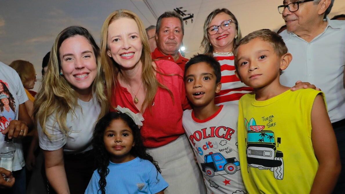 Jade Romero inaugura brinquedopraça com academia ao ar livre em Crateús