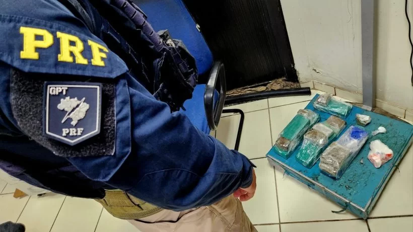 PRF apreende maconha e cocaína escondidas  dentro de mala em ônibus intermunicipal