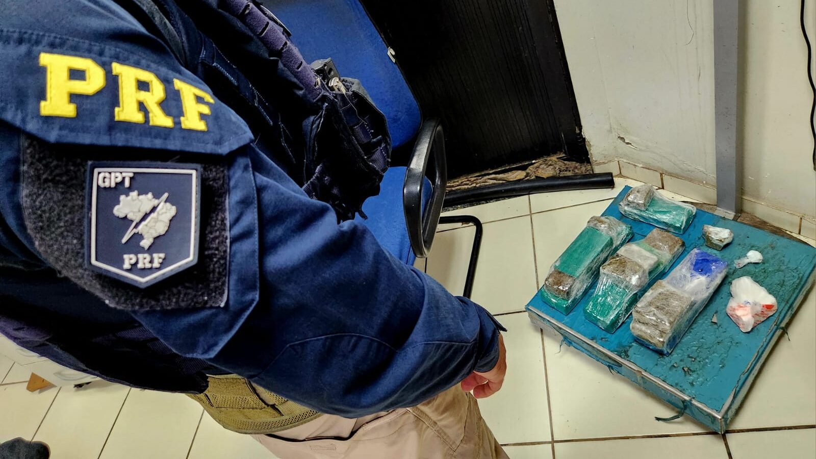 PRF apreende maconha e cocaína escondidas  dentro de mala em ônibus intermunicipal