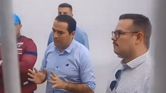 Grupo de torcedores do Fortaleza protesta contra mau momento do time