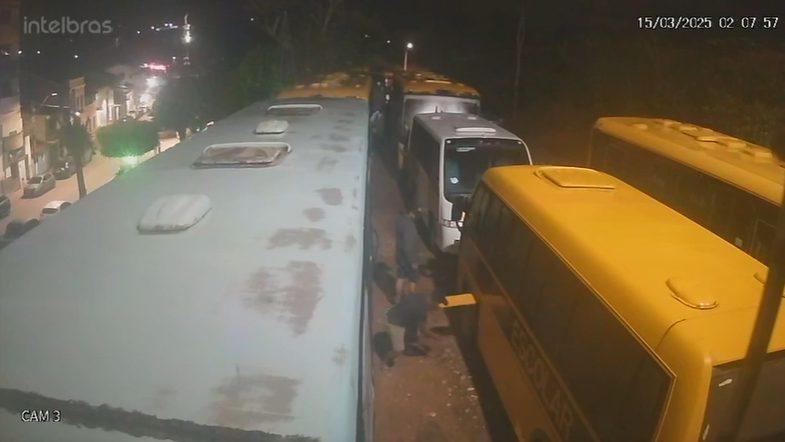 Criminosos roubam baterias dos ônibus escolares da Prefeitura de Mulungu; aulas são suspensas