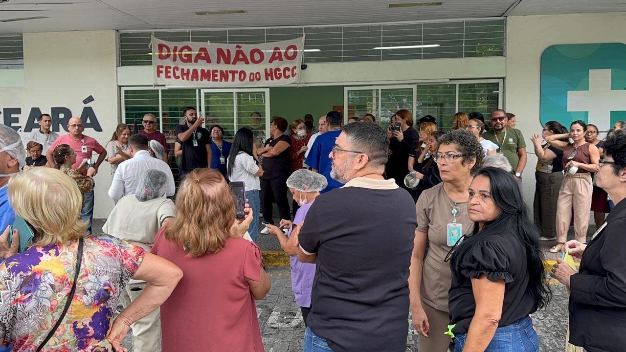 Servidores protestam contra fechamento do Hospital Geral César Cals, em Fortaleza
