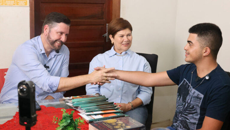 Aluno do programa Alcance Enem, da Alece, é aprovado em medicina pela UFC