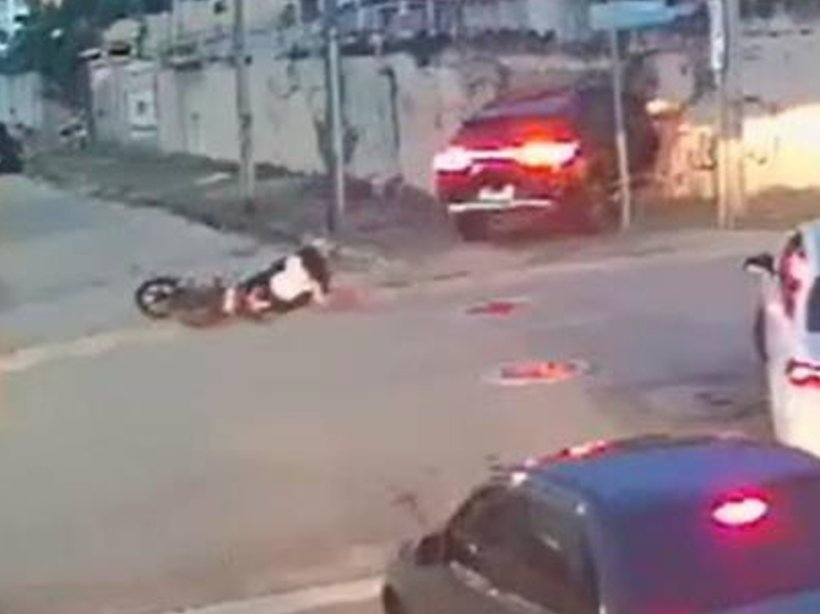 Motorista atinge muro de residência após perder o controle do veículo em Fortaleza