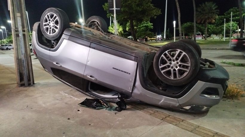 Motorista perde controle e capota veículo na avenida Beira-mar