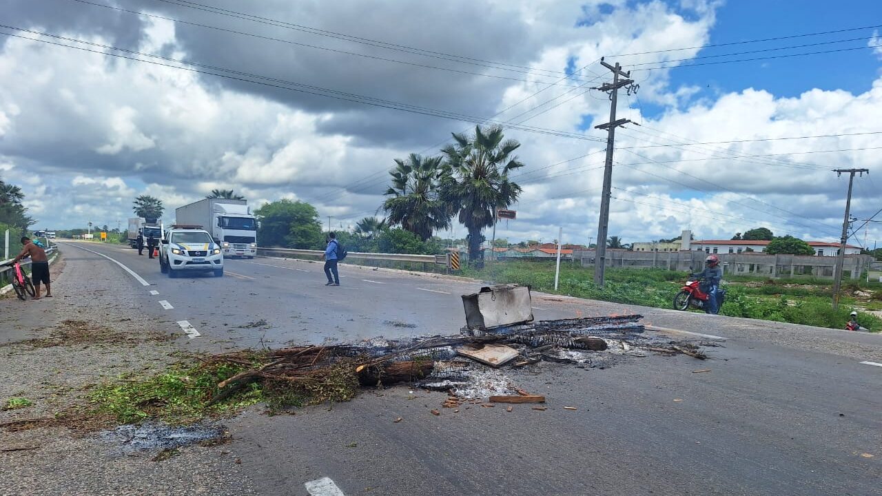 Manifestantes bloqueiam rodovia federal em protesto contra acidentes