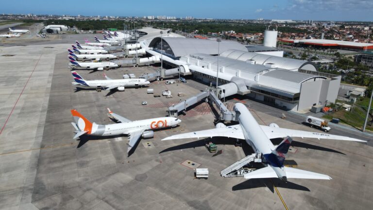 Fortaleza recebe voo com 120 brasileiros deportados dos Estados Unidos
