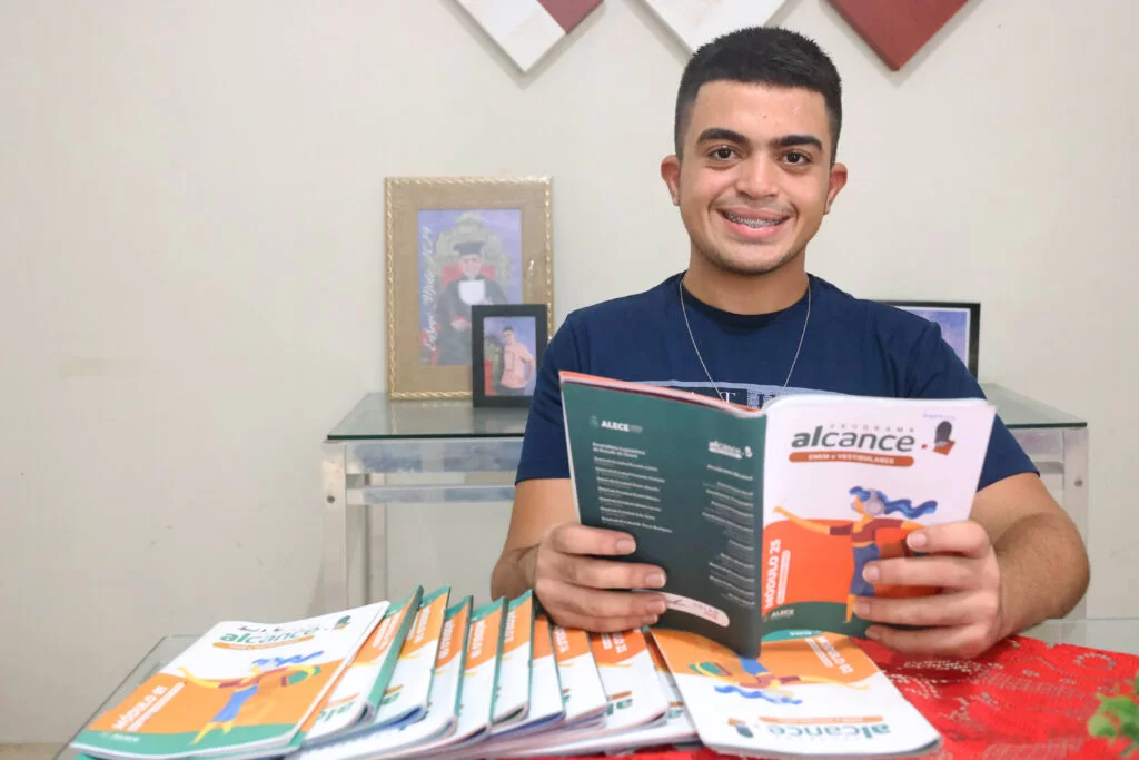 Aluno do programa Alcance Enem, da Alece, é aprovado em medicina pela UFC