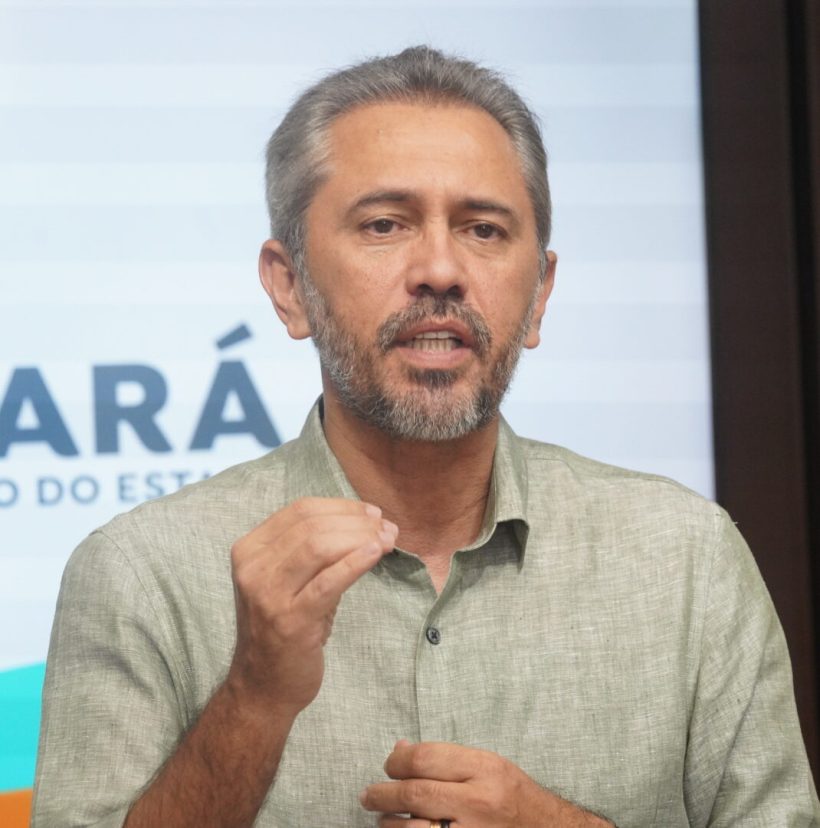 Elmano de Freitas assina contrato de 110 unidades do Programa Entrada Moradia