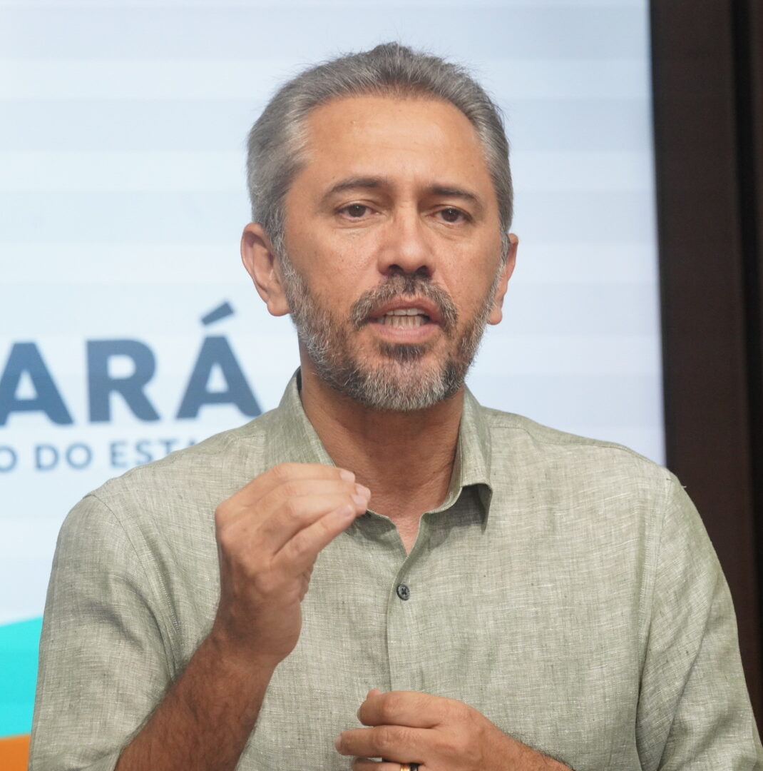 Elmano de Freitas assina contrato de 110 unidades do Programa Entrada Moradia