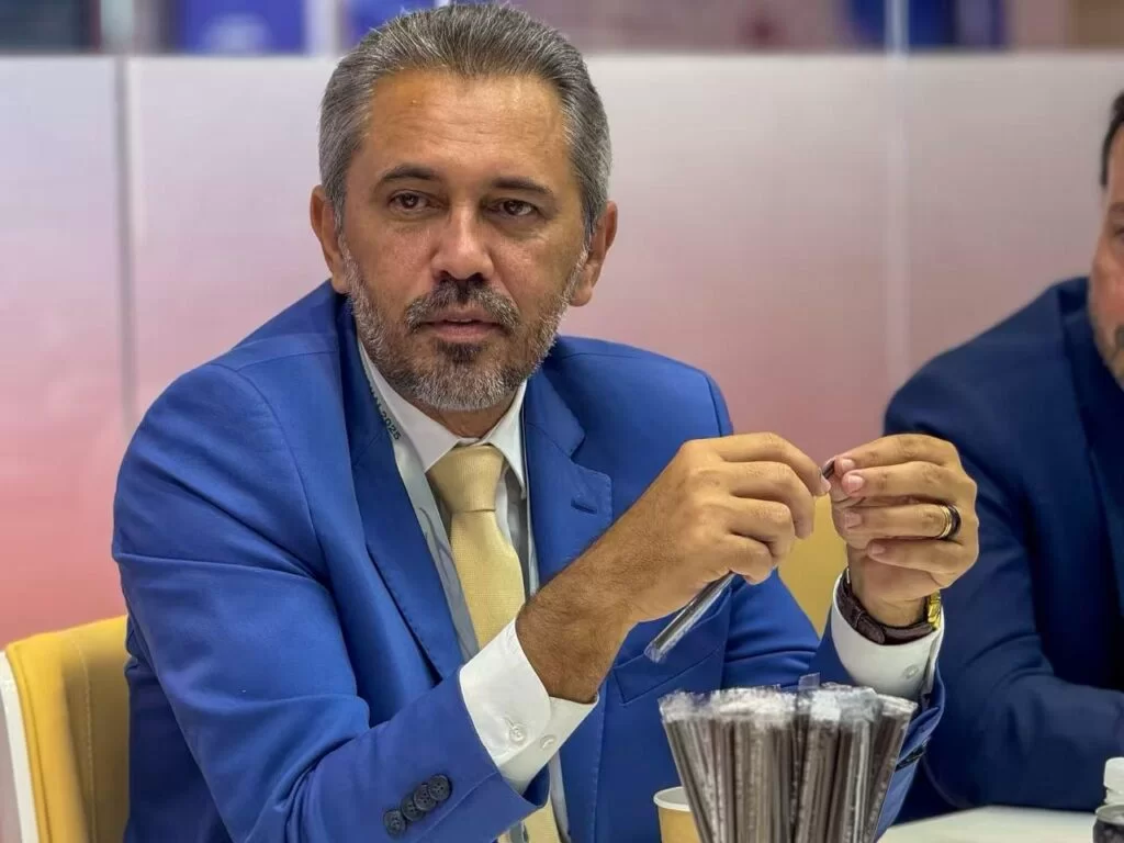 Governador Elmano visita uma das maiores feiras automobilísticas do mundo