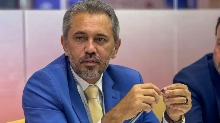 Governador Elmano visita uma das maiores feiras automobilísticas do mundo