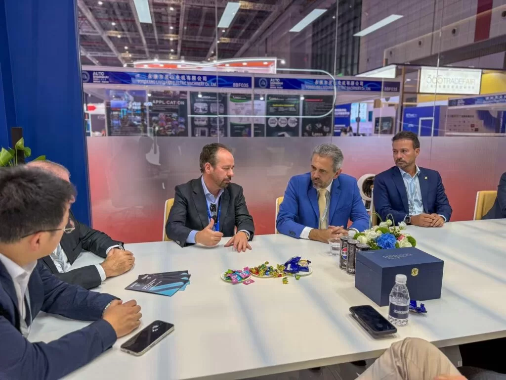 Governador Elmano visita uma das maiores feiras automobilísticas do mundo