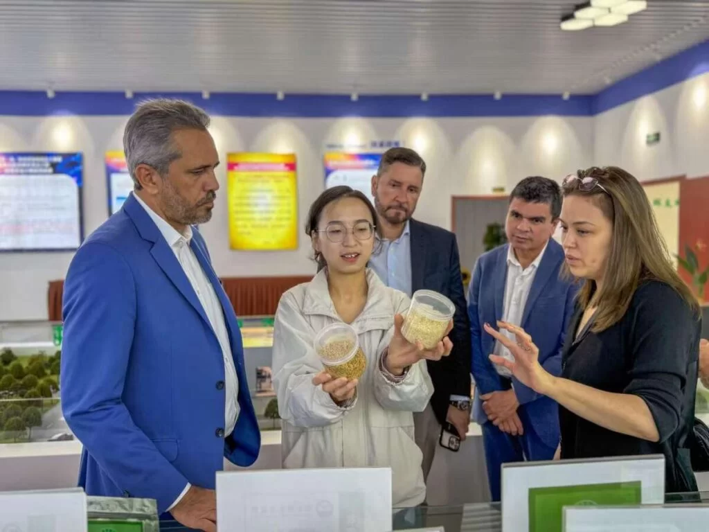 Governador Elmano visita uma das maiores feiras automobilísticas do mundo