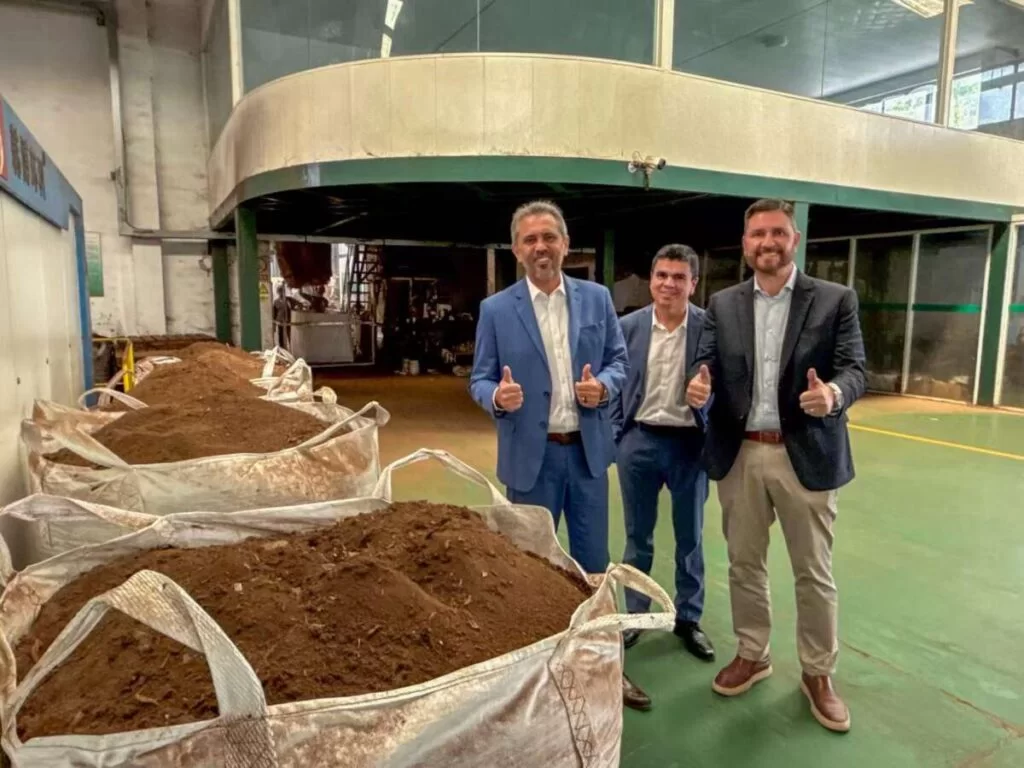 Governador Elmano visita uma das maiores feiras automobilísticas do mundo
