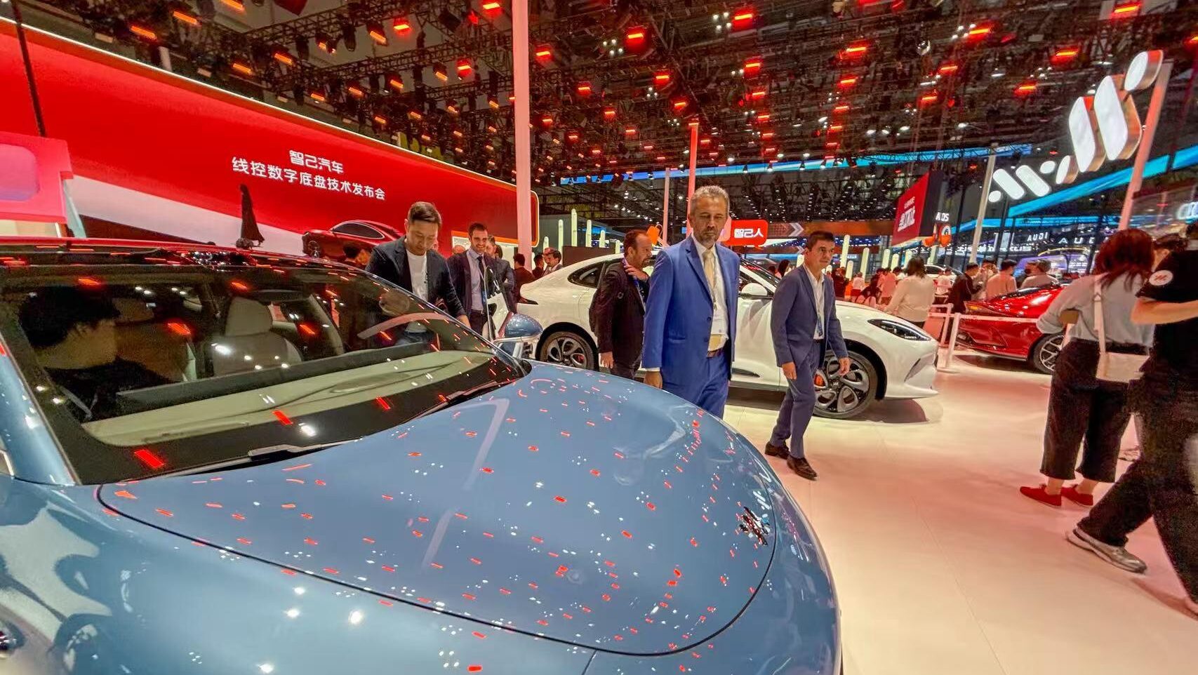 Governador Elmano visita uma das maiores feiras automobilísticas do mundo
