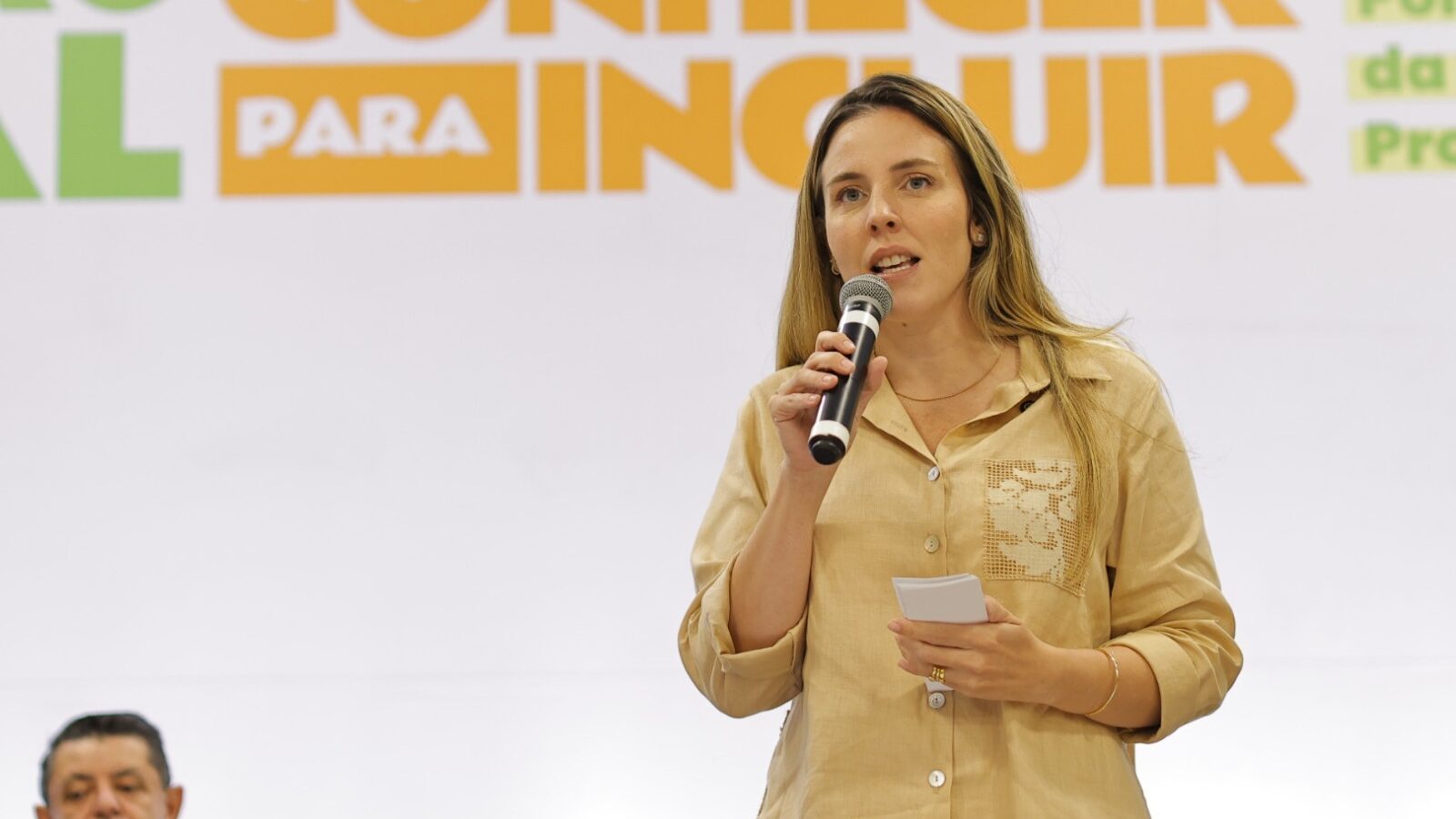 Governadora em exercício, Jade Romero, realiza série de entregas em Fortaleza e no interior
