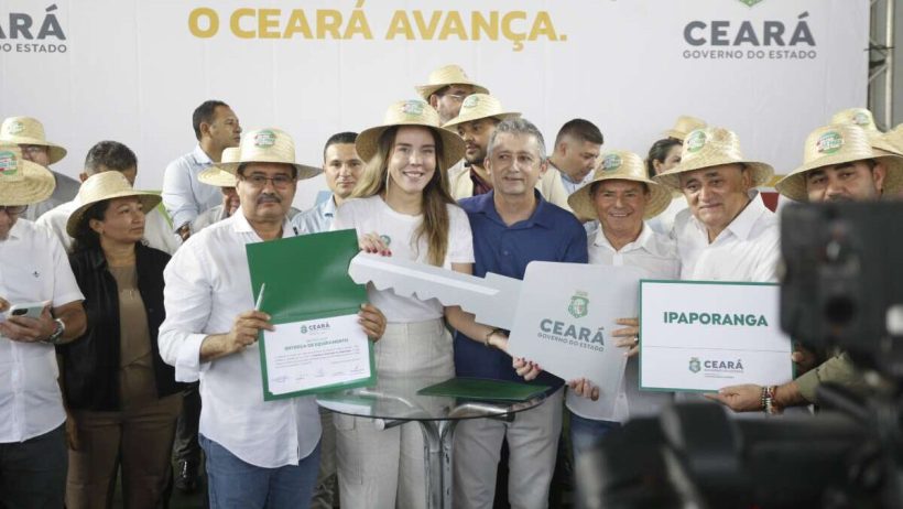 Jade Romero realiza entrega de tratores e implementos para fortalecer a agricultura familiar no Ceará