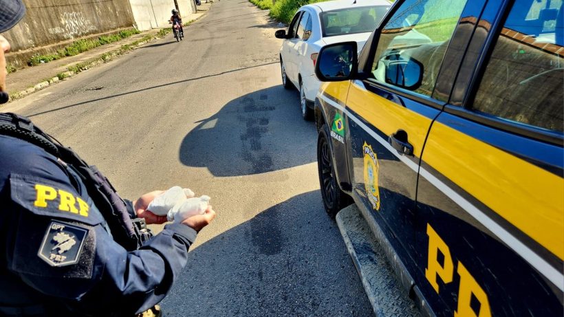 PRF intercepta carro com cocaína na Grande Fortaleza