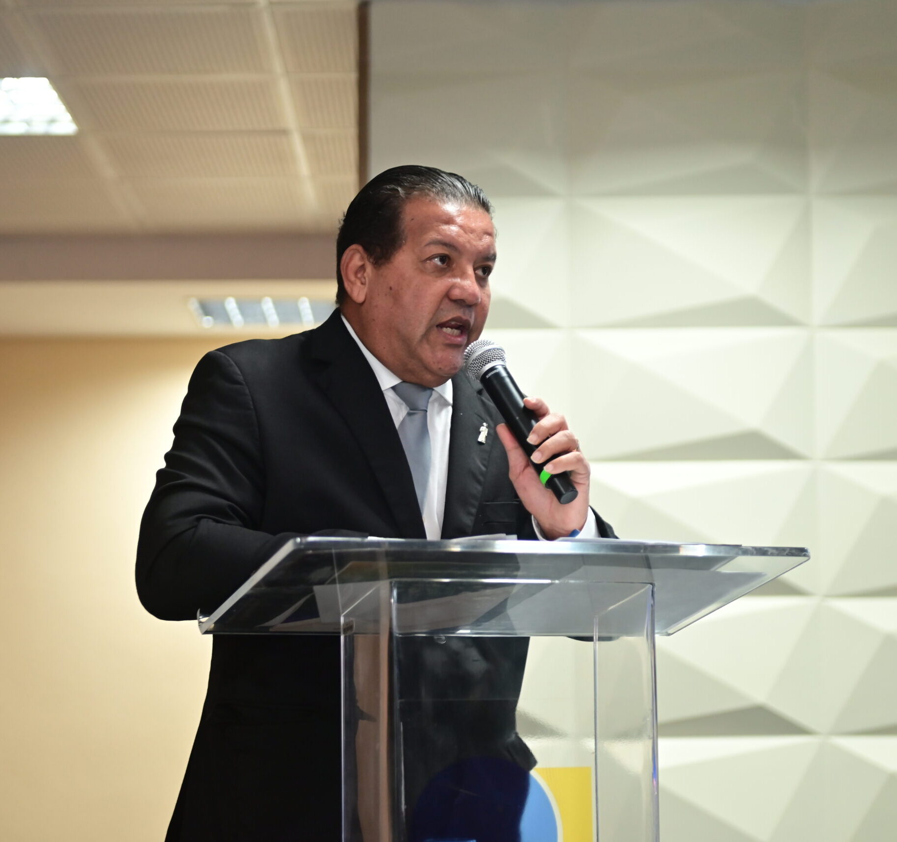 Desembargador Raimundo Nonato recebe Título de Cidadão Icoense em cerimônia solene