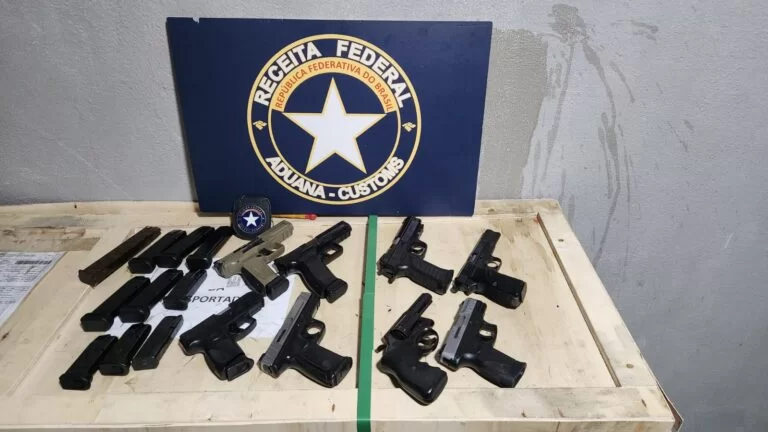 Sete pistolas e 17 carregadores vindos do Rio de Janeiro são apreendidos em Fortaleza