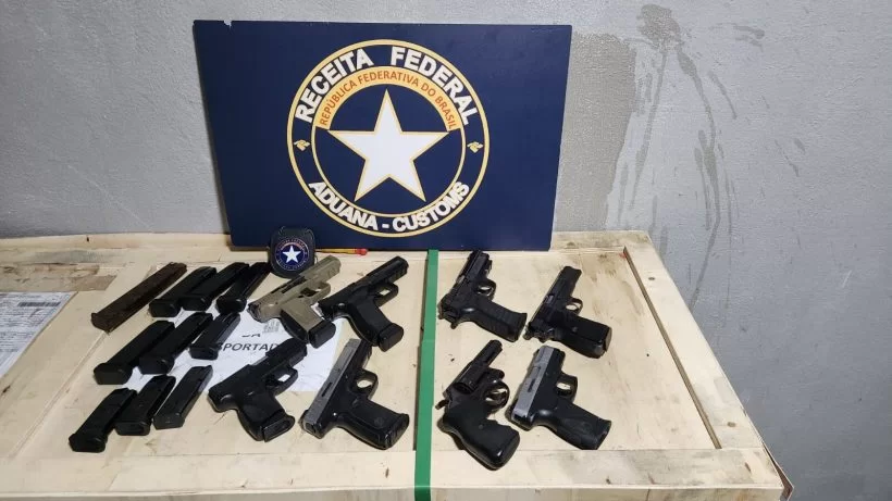Sete pistolas e 17 carregadores vindos do Rio de Janeiro são apreendidos em Fortaleza