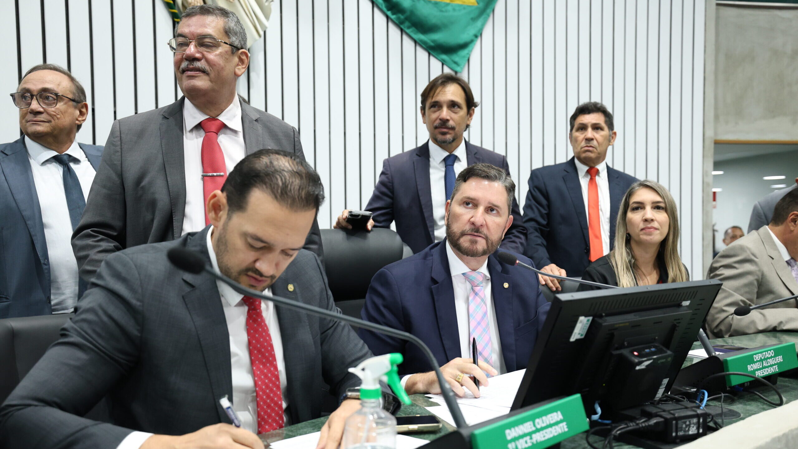 Alece aprova projeto que estabelece regras para licenças ambientais concedidas por prefeituras cearenses