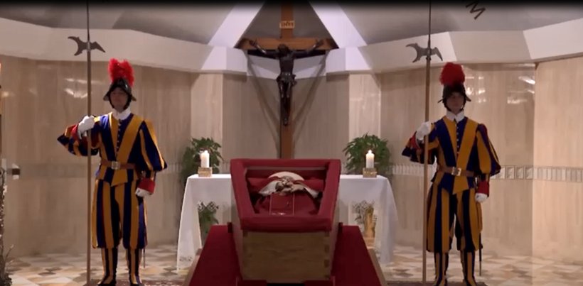 Vaticano divulga imagens do velório do Papa Francisco