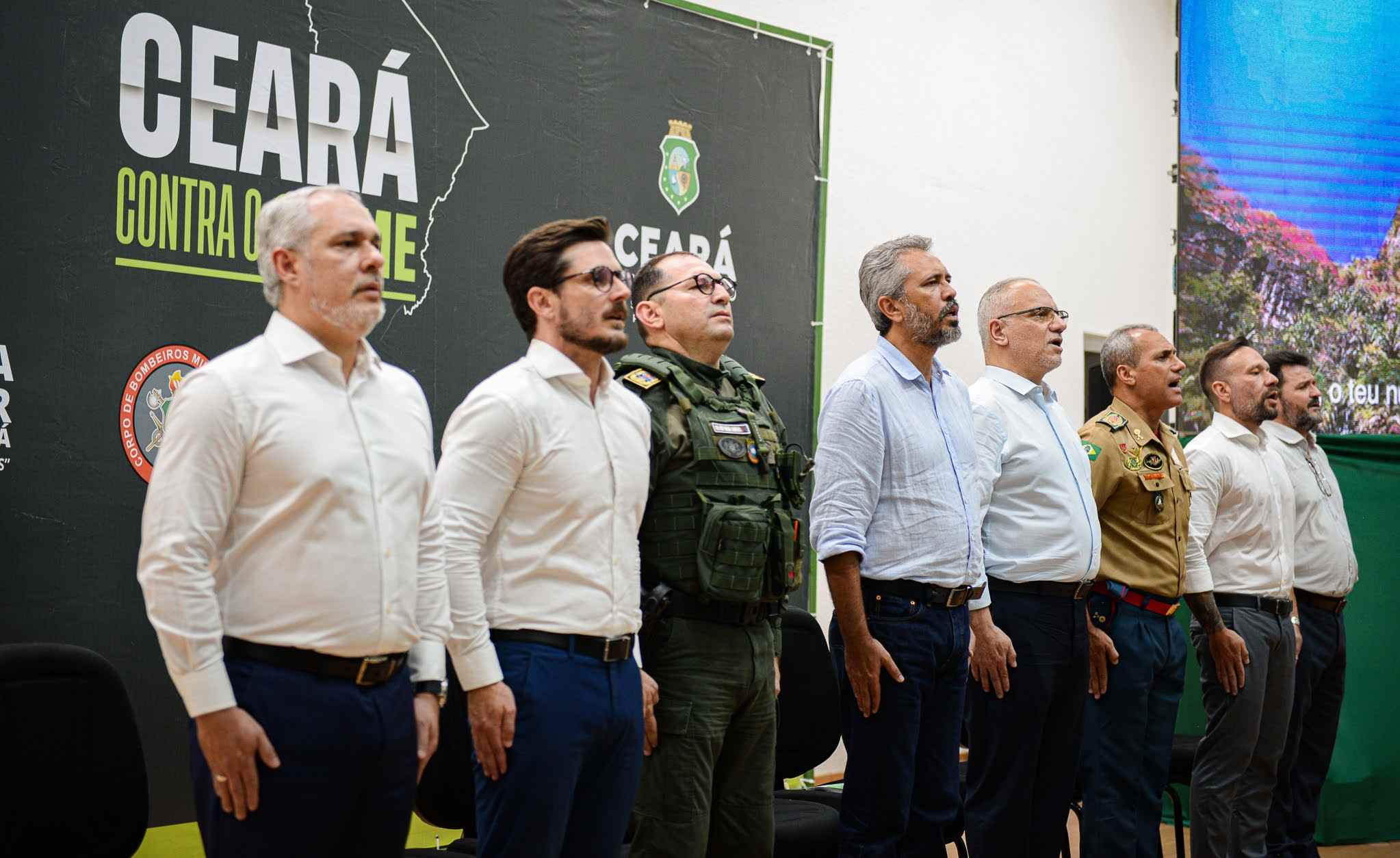Elmano anuncia pagamento de R$ 35,5 milhões em premiação para agentes de segurança
