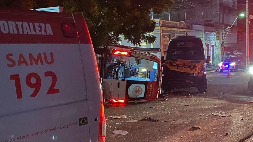 Equipe do SAMU sofre acidente no centro de Fortaleza e enfermeira fica ferida