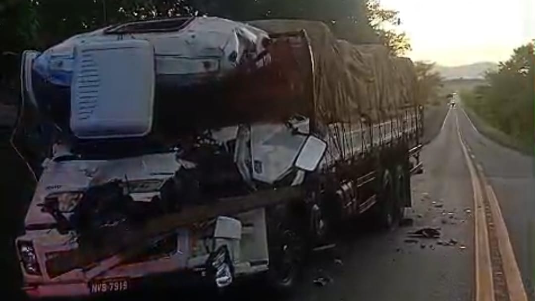 Acidente entre caminhões mata motorista de um deles na BR-222 em Tianguá