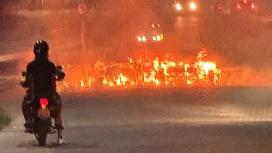 Familiares das influenciadoras mortas fazem barricadas em protesto no Vila do Mar