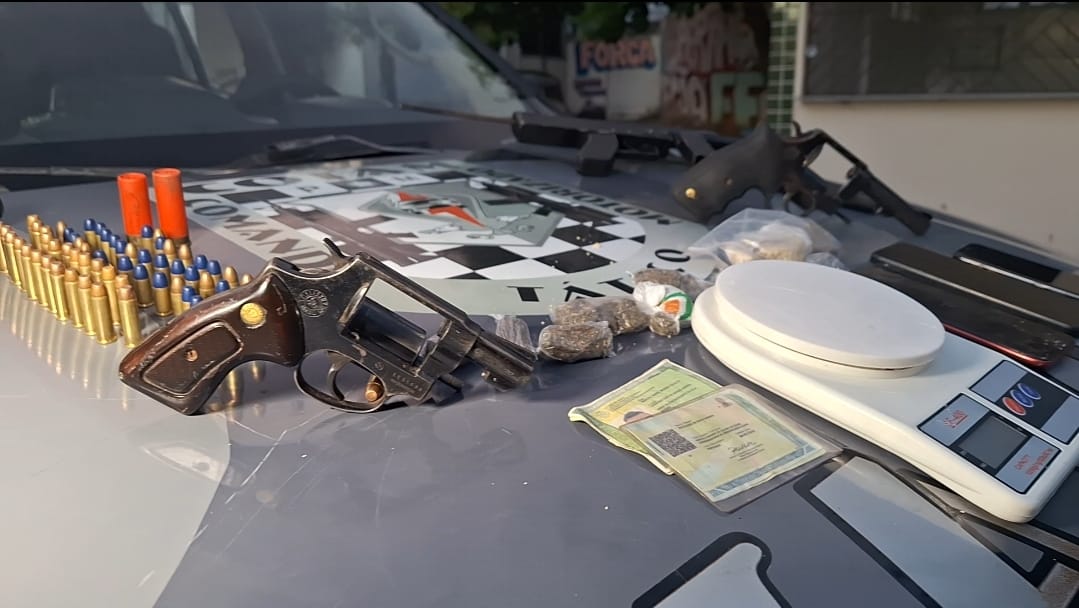 Polícia apreende armas, drogas e captura quatro suspeitos por tráfico de drogas