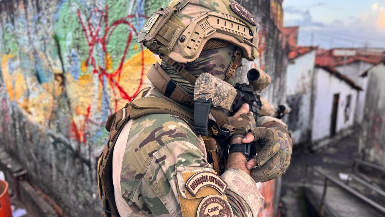 Polícia prende cantor e cumpre mandados no Ceará e no Rio em operação contra facção