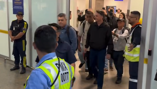 Bolsonaro desembarca em Fortaleza para cumprir agenda política e participar de seminário do PL