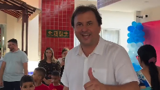 Prefeitura de Aquiraz inicia entrega de kits escolares para 14 mil alunos da rede municipal