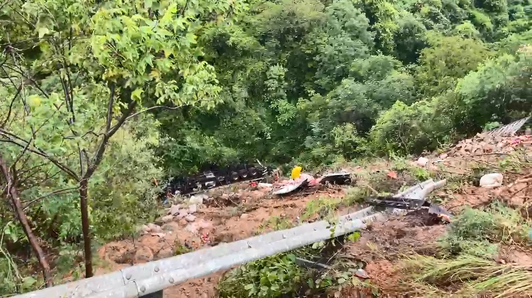 Caminhão com carga de café tomba na BR-116, em Jati; parte da carga é saqueada