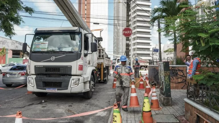 Mais de 240 colisões contra postes causam interrupção de energia no CE no 1º trimestre de 2025