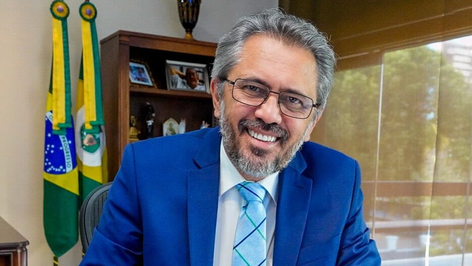 Elmano assina aditivo que libera R$ 3,8 milhões para construção de 190 casas no Crato