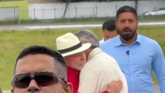 Presidente Lula desembarca em Juazeiro do Norte e é recepcionado pelo governador Elmano
